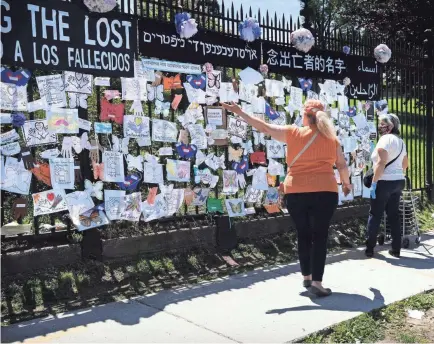  ?? SPENCER PLATT/GETTY IMAGES ?? A memorial in the Brooklyn borough of New York City honors those who have died from COVID-19.