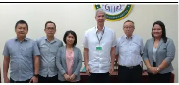  ?? CAPITOL PHOTO ?? VICE Governor Eugenio Jose Lacson (3rd from right), Japanese Coordinato­r Fumio Mizuno (2nd from right), together with (from left) Executive Assistant to the Governor Yoji Watanabe, Executive Assistant to the Vice Governor Jonathan Lobaton, Negros Occidental Scholarshi­p Program head Karen Dinsay, and Community Affairs officer April Duran at the Vice Governor’s Office, Wednesday.