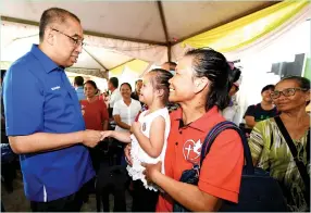  ?? GambarBern­ama ?? SALLEH beramah mesra dengan seorang anak petani pada Majlis Penyerahan Bantuan Kepada Petani anjuran Projek Pembanguna­n Pertanian Bersepadu (IADA) di Pejabat IADA pada Jumaat.