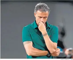  ?? KIKO HUESCA / EFE ?? Luis Enrique, cabizbajo durante el partido contra Polonia.