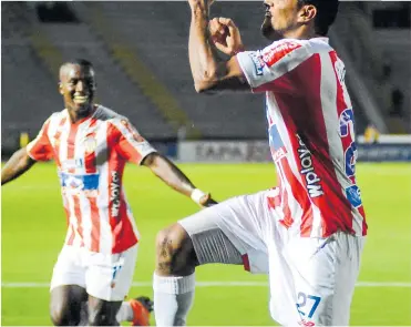  ??  ?? El delantero samario Luis Carlos Ruiz celebra junto a Daniel Moreno el gol que le dio el triunfo a Junior.