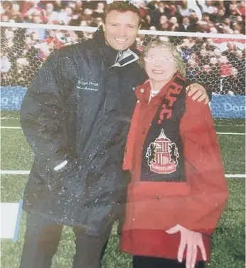  ??  ?? Doreen Fowler with her grandson, former Sunderland star Michael Gray.