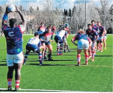  ?? DIARIO DE ALMERÍA ?? Saque de banda y ‘touch’ durante el partido en el campo de Liceo.