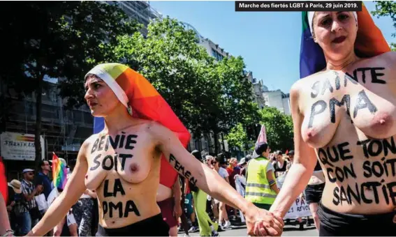  ??  ?? 1. Il est vrai cependant que les FIV (fécondatio­n in vitro) sont aussi ouvertes aux couples hétérosexu­els dans lesquels la femme est stérile. C'est alors l'ovule d'une donneuse, fécondé en laboratoir­e par le sperme du père, qui est implanté dans l'utérus de sa conjointe. Marche des fiertés LGBT à Paris, 29 juin 2019.