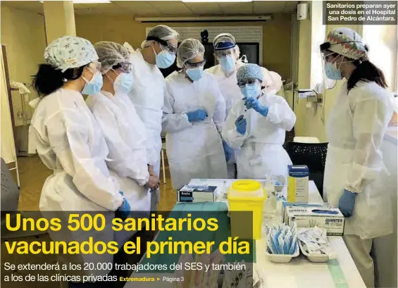  ?? EL PERIÓDICIO ?? Sanitarios preparan ayer una dosis en el Hospital San Pedro de Alcántara.