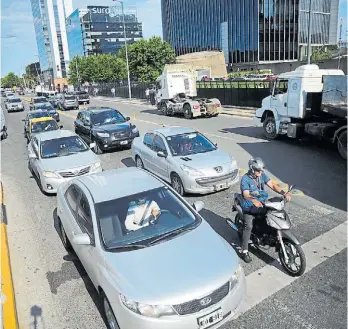  ?? G.GARCÍA ADRASTI ?? De día. Huergo, con camiones y los que buscan evitar Puerto Madero.