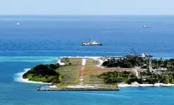  ?? —LYN RILLON ?? HOTSPOT A Philippine Air Force C-130 plane passes Pag-asa Island in the Kalayaan Group of Islands, Palawan, showing the old runway on May 28, 2020.