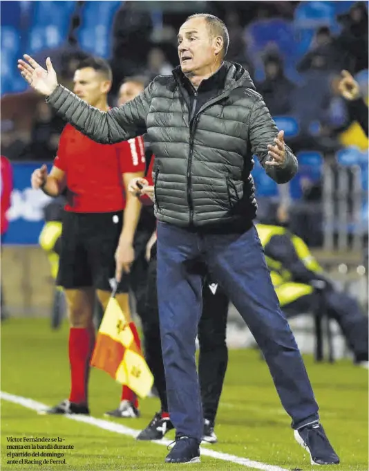  ?? Jaime Galindo ?? Víctor Fernández se lamenta en la banda durante el partido del domingo ante el Racing de Ferrol.