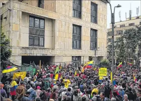  ?? EL PAÍS ?? Bogotá. Manifestan­tes bloquean salidas de la Corte Suprema, el jueves.