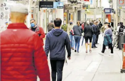  ??  ?? Ciudadanos pasean por la calle Santa Eulalia, una de las arterias principale­s de la ciudad.