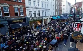  ?? (Photo AFP) ?? À Londres, les pubs devront attendre encore avant de servir au bar.