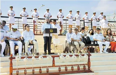  ?? FOTOS LUIS RODRÍGUEZ ?? El presidente Duque durante su intervenci­ón en la despedida del buque de la Armada que partió ayer.