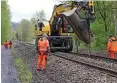  ?? ?? Die Schienen auf dem Bahndamm werden entfernt.