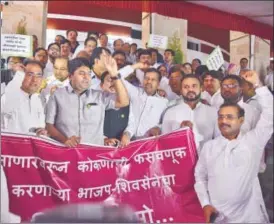  ?? SUNNY SHENDE/HT ?? Congress and NCP MLAS shout slogans against the Nanar refinery project, outside the Vidhan Bhavan in Nagpur during the monsoon session of the state Assembly.