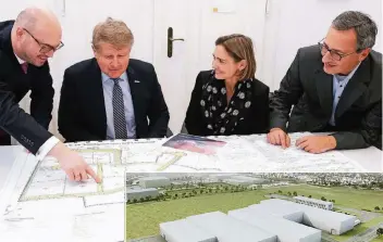  ??  ?? Sascha Klömpges (von links) und Axel Krüßmann erläutern Bürgermeis­terin Bettina Warnecke und Baudezerne­nt Engin Alparslan die Pläne für das Aperam-Projekt (rechtes Bild). Auf dem Plan links verläuft der Wirtschaft­sweg Kriekhause­n.