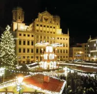  ?? Foto: Brigitte Fregin ?? Vor dem prächtigen Renaissanc­e Rathaus findet man den Augsburger Christkind­lesmarkt. Hiern ist vieles zu entdecken, was sich gut verschen ken lässt. An Heilig Abend ist noch bis 14 Uhr geöffnet.