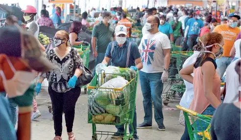  ?? DANNY POLANCO ?? En el Merca Santo Domingo, cientos de personas se dieron cita en procura de alimentos de primera necesidad.