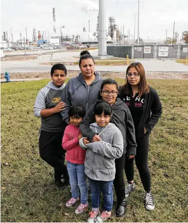  ?? Elizabeth Conley / Houston Chronicle ?? Sarahi Tovar posa frente a una refinería en el vecindario de Manchester, al este de Houston, junto a sus hijos Abraham, de 11 años, Marisa (5), Marion (7), Camila (8) y Dalila (16), el sábado 16 de diciembre de 2017.