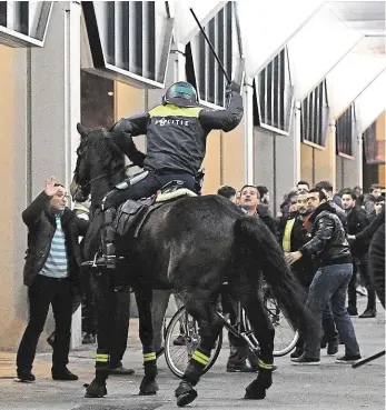  ?? Foto: Reuters ?? Rozchod! Nizozemská jízdní policie rozhání Turky demonstruj­ící před tureckým konzulátem v Rotterdamu proti vyhoštění turecké ministryně ze země.