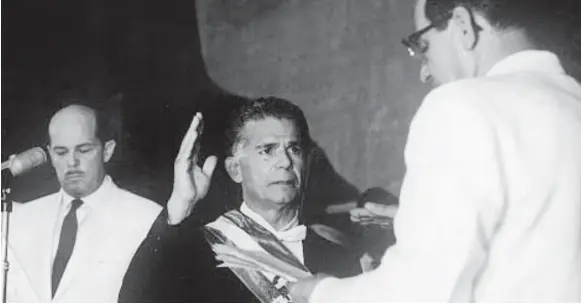  ??  ?? Joaquín Balaguer al ser juramentad­o presidente constituci­onal tras ser electo en las eleciones de 1966. Al lado, el presidente saliente Héctor García Godoy, quien presidió un gobierno de transición.