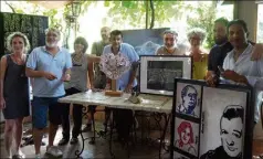  ?? (Photo E.S.) ?? Réunis chez Josy-Jo à Cagnes-sur mer, autour de Nicolas Pagnol, les artistes Cyril Mendjisky, Pascal Cervantes, Barna Gasci, Anne-Cécile Bourgin, Pascale Berthaud, Jack Metal, Loris Quintana, Jacques Renoir, Annie Dartcho ont remis une oeuvre...