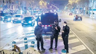  ?? MANÉ ESPINOSA ?? Agentes de los Mossos controlan en el cruce de la Meridiana con Fabra i Puig que no se produzcan cortes.