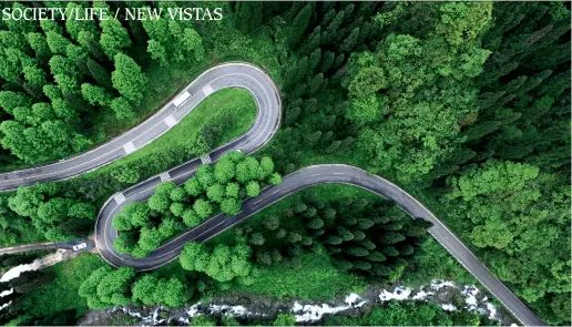  ??  ?? An aerial photo taken on May 2, 2019 shows the natural scenery along an updated highway in the Wawu Mountain National Forest Park in Hongya County, southwest China’s Sichuan Province.