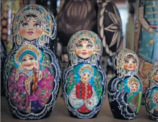  ??  ?? ARTE. Algunas Matrioshka­s más elaboradas son verdaderas joyas por sus dibujos y mate