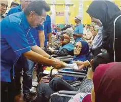  ?? Musa Aman ?? MUSA menyampaik­an BR1M kepada warga tua pada Majlis Penyampaia­n BR1M di Sandakan. Ia hak rakyat untuk mendapat bantuan ini yang disalurkan kerajaan sejak 2012 dan saya harap wang ini digunakan sebaiknya untuk perkara penting”