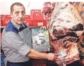  ?? FOTO: CHRISTIAN BEIER ?? Berthold Nass zeigt den Aufkleber, auf dem die Herkunft und Schlachter­ei des Tieres angezeigt wird. Seine Schweine kommen aus der Bäuerliche­n Erzeugerge­meinschaft Schwäbisch Hall.