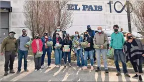  ??  ?? DONACIÓN. En el marco de este proyecto, desde el área de Colecciona­bles de El País se entregaron para el Día del Niño más de 5.000 libros y juguetes que atenderán múltiples institucio­nes comprometi­das con el fomento de la lectura.