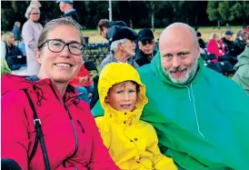  ??  ?? Familjen Welén, som består av Leonore, Benjamin och Martin, trotsade vädret och kom till Vårgårda. De tyckte nästan att det kändes lite underligt efter 1,5 år.