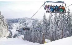  ?? FOTO: WINTERSPOR­T ARENA/DPA ?? Der Name Skiliftkar­ussell kommt nicht von ungefähr: Rund um Winterberg bringen 29 Lifte Winterspor­tler zu den Pisten.