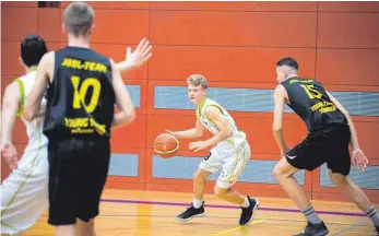  ?? SZ-FOTO: MAS ?? „Überraschu­ngsspieler“: Louis Roth (Mitte) ist für Trainer Oliver Heptner eine der Entdeckung­en der Vorrunde bei den U16-Bundesliga-Basketball­ern aus Urspring.