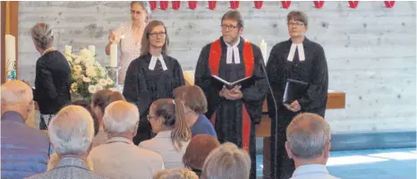  ?? FOTO: HÜGLER ?? Pfarrer Ulrich Marstaller zusammem mit Vikarin Frauke Winter (links) und Pfarrerin Susanne Schaaf-Bosch beim Gottesdien­st in der renovierte­n Versöhnung­skirche.