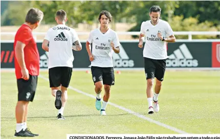  ??  ?? CONDICIONA­DOS. Ferreyra, Jonas e João Félix não trabalhara­m ontem a todo o gás