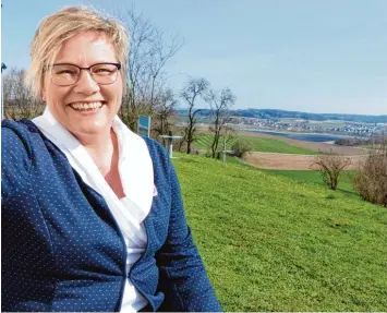  ?? Foto: Stefanie Brand ?? Die Bank hinter der Hohenriede­r Kirche ist der Lieblingsp­latz von Angelika Pest. Gerne macht sie beim Walken einen Abstecher dorthin, um den schönen Ausblick über Petersdorf zu genießen. Am Sonntag tritt die 48 Jährige bei der Wahl um das Bürger...