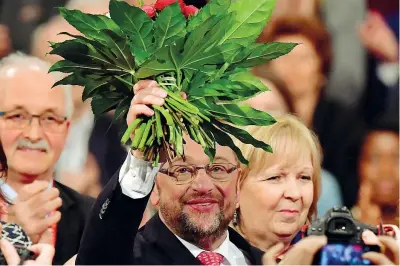  ??  ?? Fiori Martin Schulz, 61 anni, ex presidente del Parlamento europeo, sul palco della convention Spd a Berlino (MacDougall/ Afp)