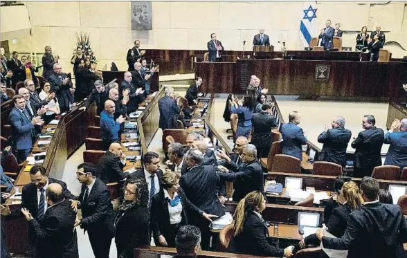  ?? POOL / REUTERS ?? Pence, en la tribuna de la Knesset, mientras los diputados palestinos son obligados a salir después de una airada protesta sobre Jerusalén