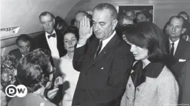  ??  ?? Not-Vereidigun­g von Lyndon B. Johnson im Flugzeug, kurz nach der Ermordung von Präsident John F. Kennedy am 22.11.1963