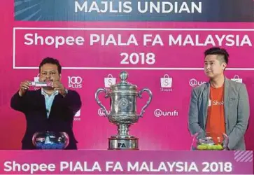  ??  ?? KETUA Pegawai Eksekutif Perkongsia­n Liabiliti Terhad Bolasepak Malaysia (FMLLP), Kevin Ramalingam (kiri) bersama Pengarah Urusan Serantau Shopee, Ian Ho membuat cabutan undian Piala FA 2018, semalam.