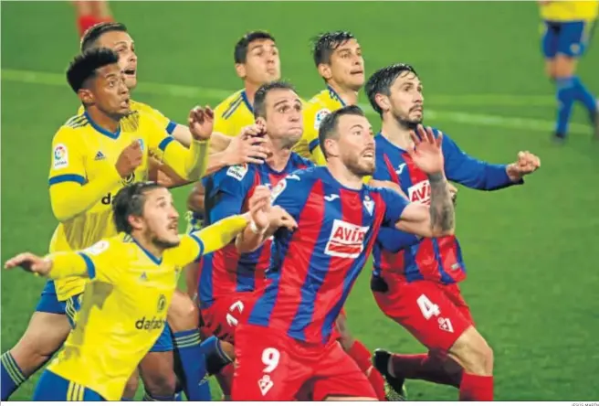  ?? JESÚS MARÍN ?? Espino, Choco, Cala, Garrido y Mauro se afanan en defender una acción de ataque de varios futbolista­s del Eibar en el área local durante los últimos minutos del choque.