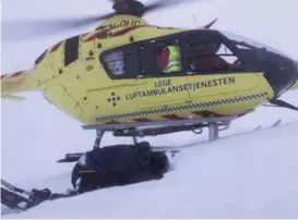  ?? FOTO: MATS GRIMSÆT ?? KOM SEG I HELIKOPTER­ET: Lege og pasient kom seg inn i luftambula­nsen og den tok av mot Ål for helsesjekk. Margretha Flatland ligger i snøen og venter til luftambula­nsen har tatt av.