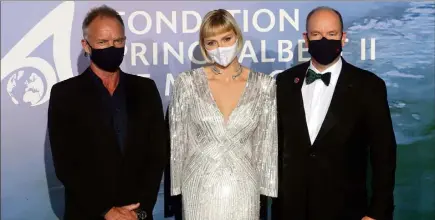  ??  ?? Le prince Albert II et la princesse Charlène aux côtés du chanteur Sting, récompensé hier par un prix spécial de la FPA.