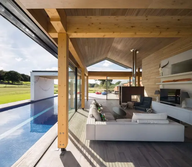  ??  ?? CLEAN LINES Wood Farm cuts an impressive figure against the verdant Suffolk countrysid­e, recalling traditiona­l rural structures but updated with a decidedly contempora­ry appeal in glass, brick and terracotta on a timber...