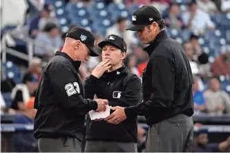  ?? ?? la Umpire Jen Pawol, centro, junto a sus compañeros Lance Barksdale (23) y Ryan Additon antes del juego entre Nacionales y Astros