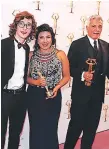  ??  ?? La productora Giselle González con el premio a la Mejor telenovela.