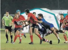  ??  ?? ► Jugadores chilenos tocan el balón ante Paraguay.