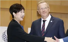  ?? FOTO: SHINJI KITA/TT-AP ?? John Coates, chef för Australien­s olympiska kommitté och medlem i IOK, har insyn i arbetet med sommar-OS. Här i ett möte med Tokyos guvernör Yuriko Koike i oktober förra året.