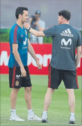  ?? FOTO: SIRVENT ?? Fernando Hierro charla con Sergio Busquets durante el entrenamie­nto